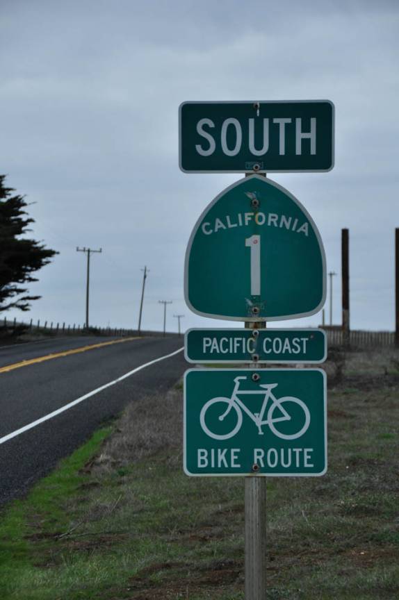 A famosa rodovia One, no Big Sur, ao sul de Carmel, na costa da Califórnia, nos Estados Unidos